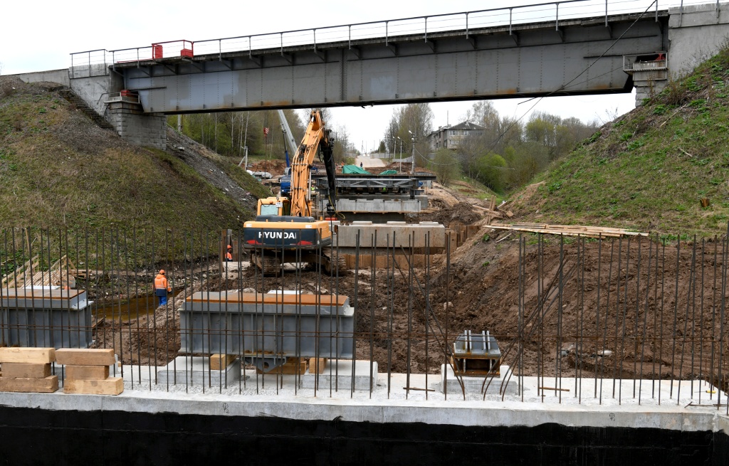 Губернатор в Ржеве проинспектировал ход ремонта моста через Большую Лочу